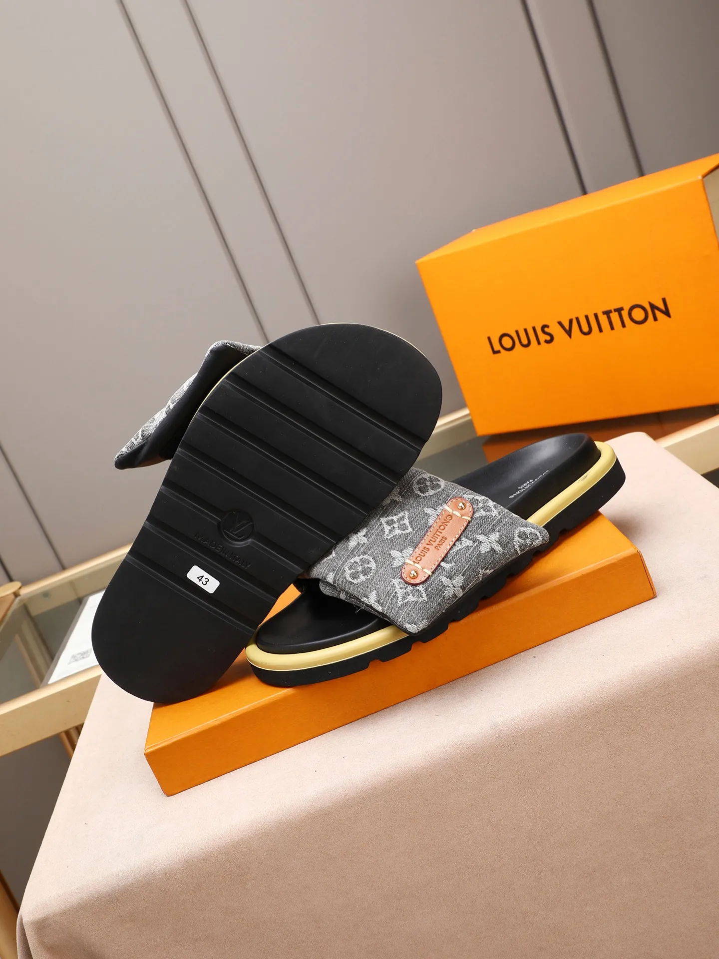 PP360 [LOUIS VUITTON] Louis Vuitton, LV printing, men's and women's slippers are on the market. The drawer box packaging comes with a cloth bag and a card. The upper pattern looks very soft and waxy, and it is a super versatile leg slimming tool. Fabric: imported denim/canvas/old fabric, LV hardware LOGO, official website pattern printing, comfortable to wear, feet: high-elastic PU water table. Sole: foam sole, heel height: about 5cm. Code number: 35-46, 35, 45, 46 are custom-made and non-returnable. Color: multiple colors and styles available.